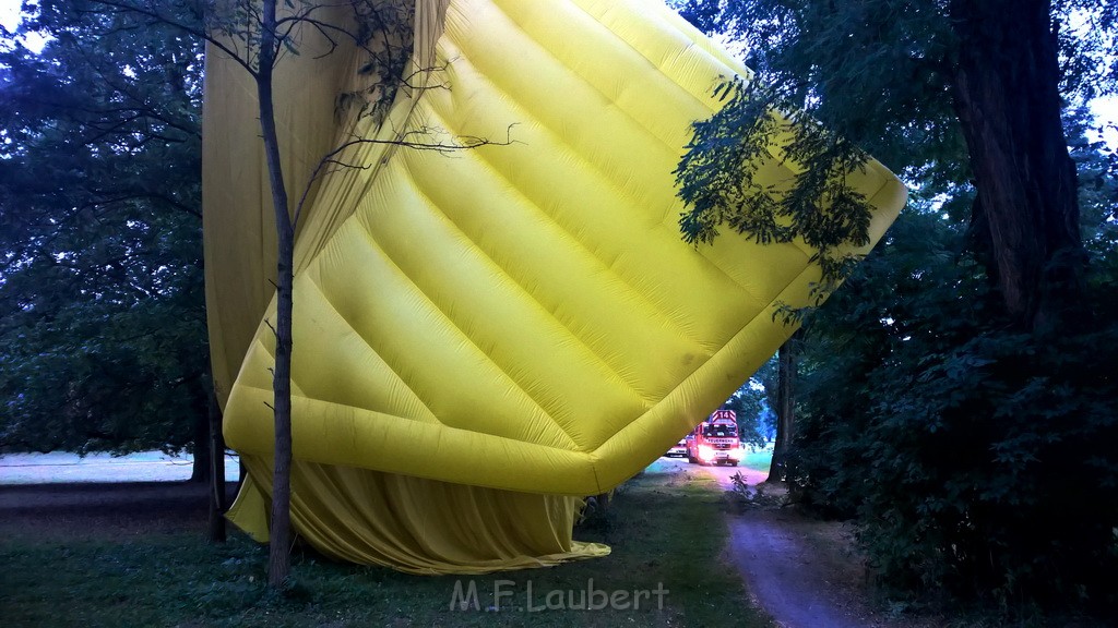 Heissluftballon im Baum Koeln Lindenthal Decksteiner Weiher P01.jpg